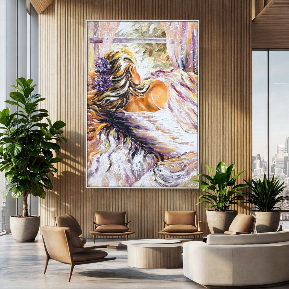Tablou canvas cu tablou canvas cu femeie privind pe fereastra, in rama de aluminiu argintiu, pe perete intr-un birou